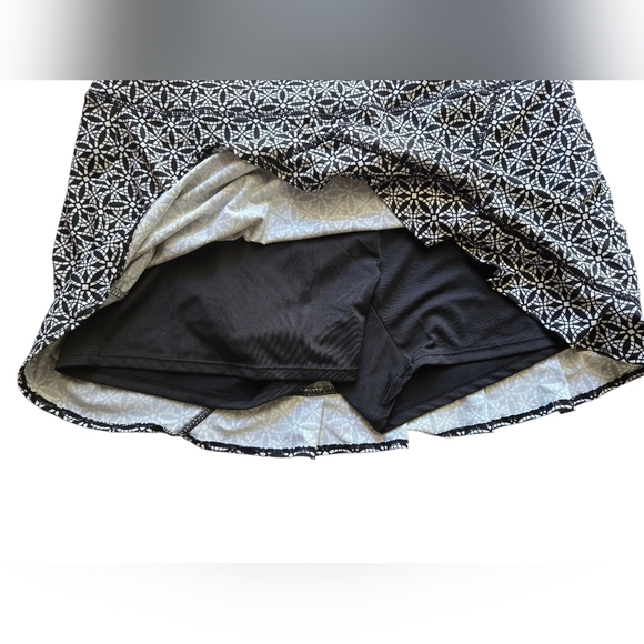 Lola Black & White Geometric Ruffle Hem Athletic Skirt X-Large - Picture 3 of 6